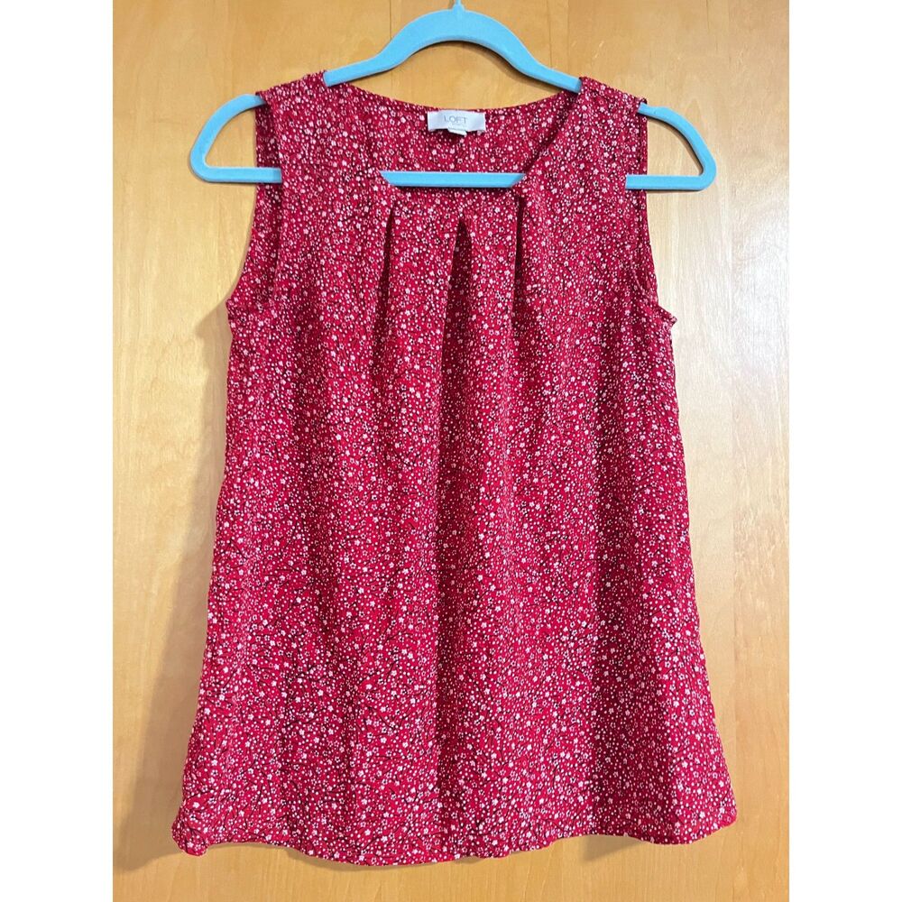 Sleeveless pleated tank top with floral pattern
